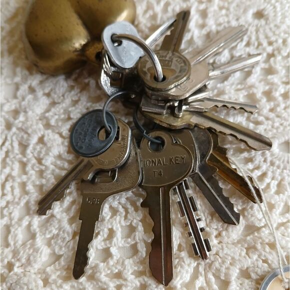 Vintage Brass Heart Shaped 2.5 inch Key‎ Chain with 13 Keys - Picture 3 of 15